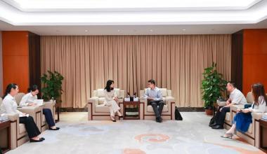 Пэн Хао, секретарь партии и президент Чжэцзянского отделения Экспортно-импортного банка Китая, посетил Тункунь для проведения исследований.