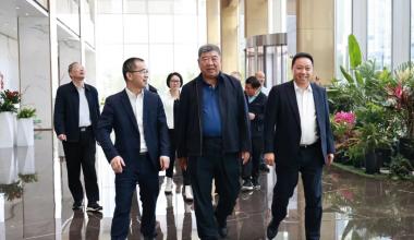 Сунь Шаохуа, вице-президент Китайской федерации благотворительности, посещает Тункунь для проведения исследований